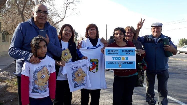 Los fanáticos de CFK la recibieron en el Aeroclub de Pocito.