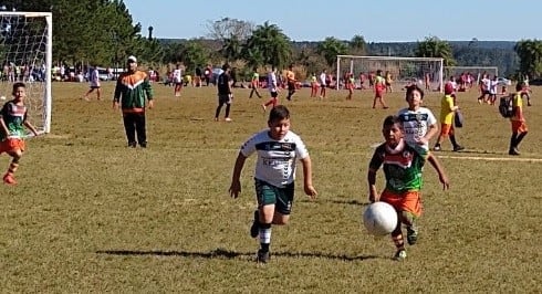 Una sola pelota, dos voluntades, dos luchadores. Se multiplicó por 2.000 en los 150 equipos que participan de la Copa Ciudad de Posadas. (Migue Geneyro)