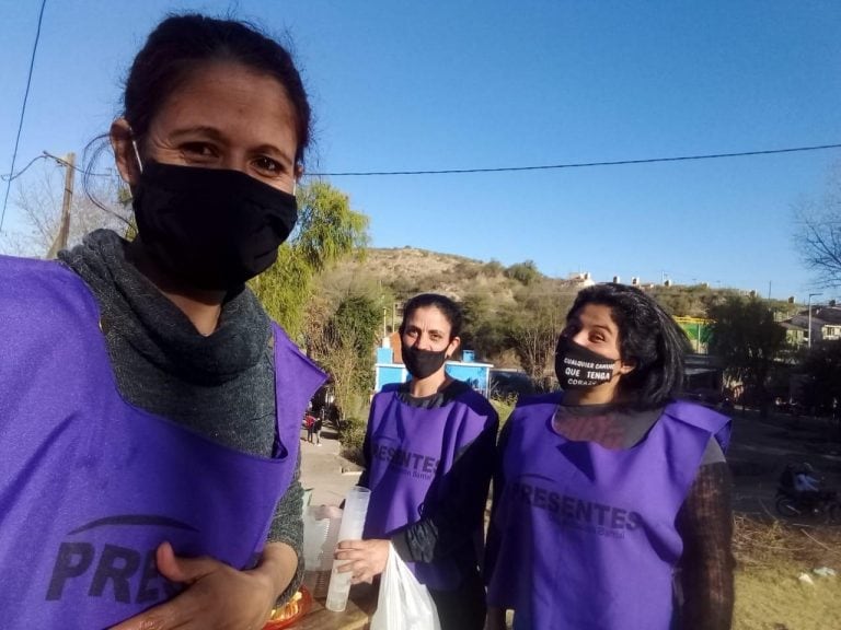 Parte del equipo de "Presentes", que trabajan a diario por los vecinos. (Foto: gentileza Micaela Farías).