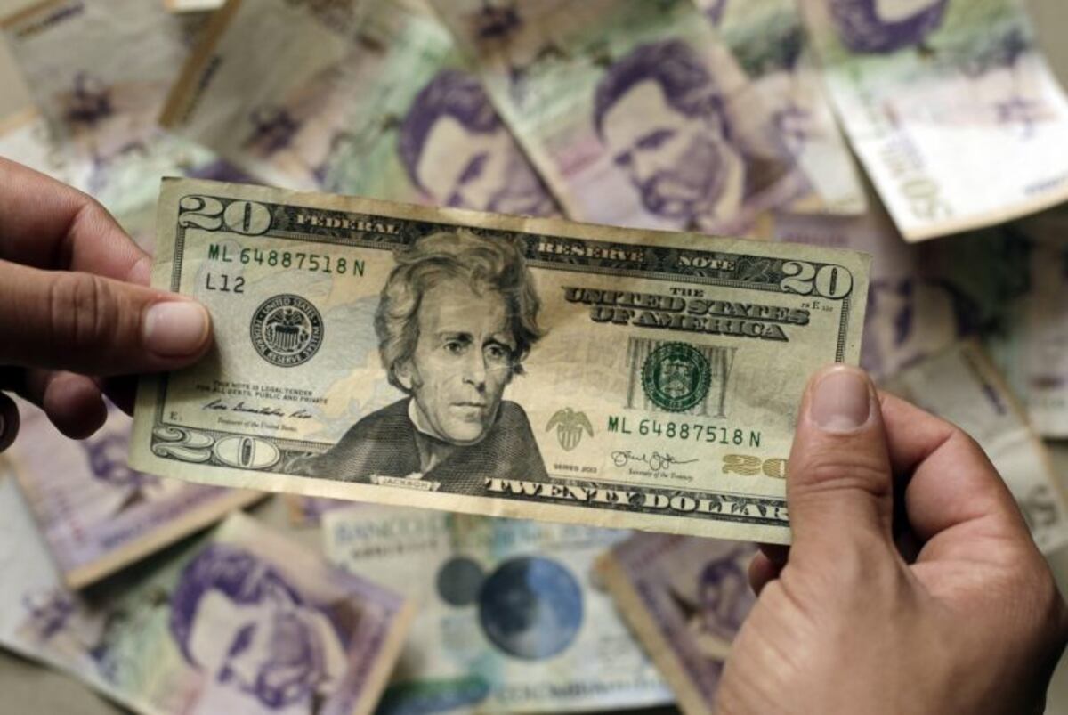 El dólar subió casi un peso y cerró a $61,39