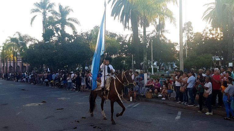 La Bandera Nacional, portada por un joven gaucho.