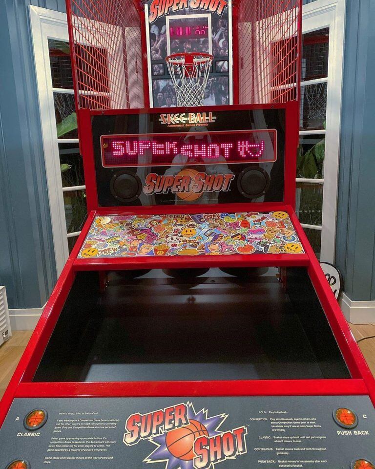 La casa de Justin Bieber y Hailey Baldwin tiene una sala de estar con videojuegos, un cine privado, entre otras curiosidades (Foto: Instagram/@justinbieber)