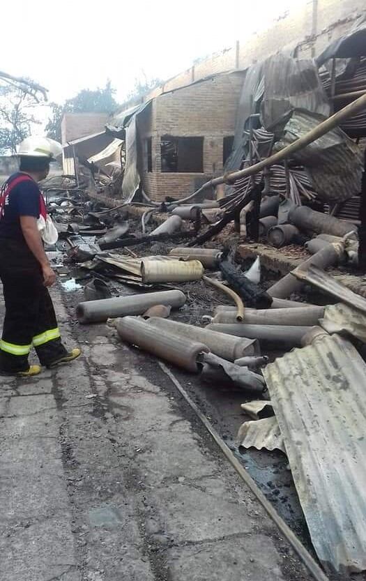 Destrucción total es el saldo del incendio en el área de destilería del ingenio.