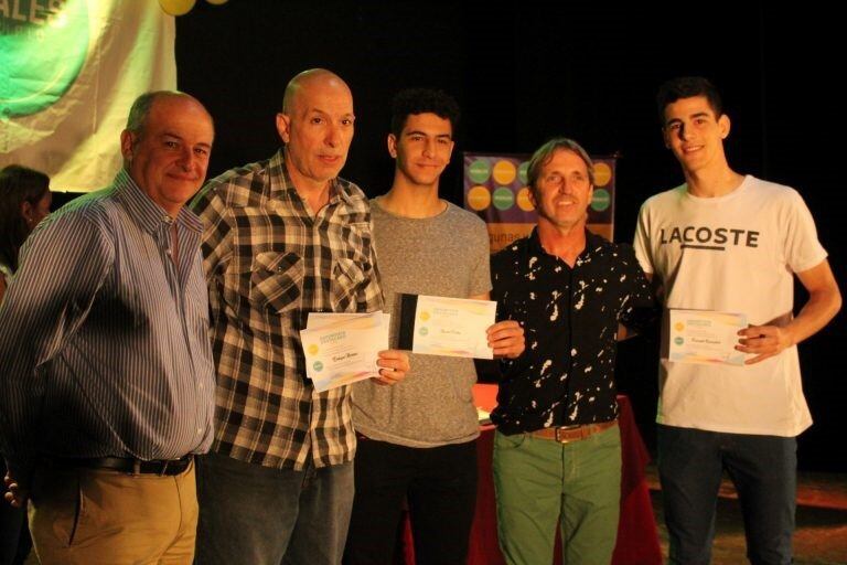 Enrique Moreno(segundo de la izquierda) fue reconocido como Deportista Rosaleño Destacado de 2018 por su campaña en Sol de Mayo de Viedma.