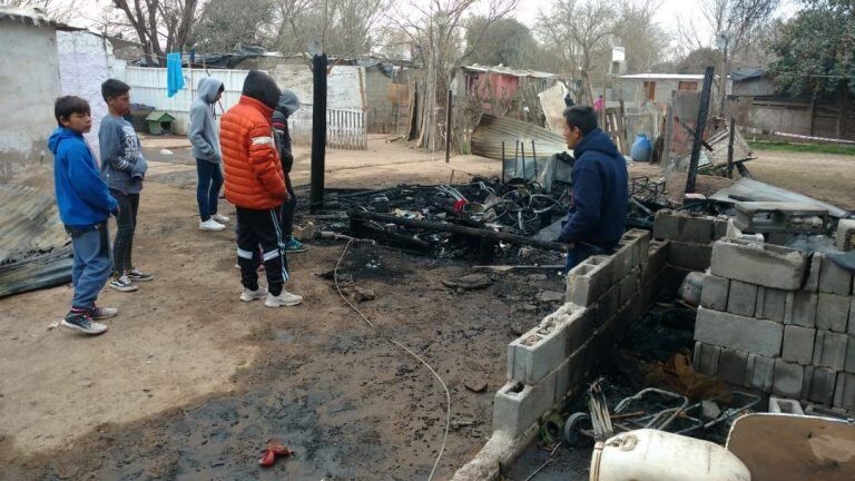 El incendio ocurrió en una vivienda de Villa Los 40 Guasos, en la zona de Ferreyra. Falleció una nena de 9 años y su melliza está muy grave.