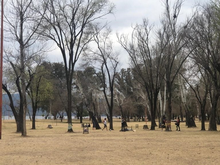 Jóvenes realizando slickline en la costanera del lago San Roque.