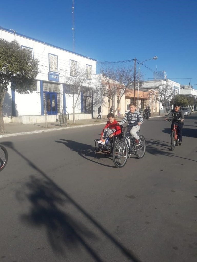 Los primos y la bici adaptada para que puedan andar juntos (Foto de TN).