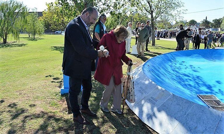 El acto se realizó al pie del Monumento a la Memoria del Parque Don Tomás (Municipalidad de Santa Rosa)