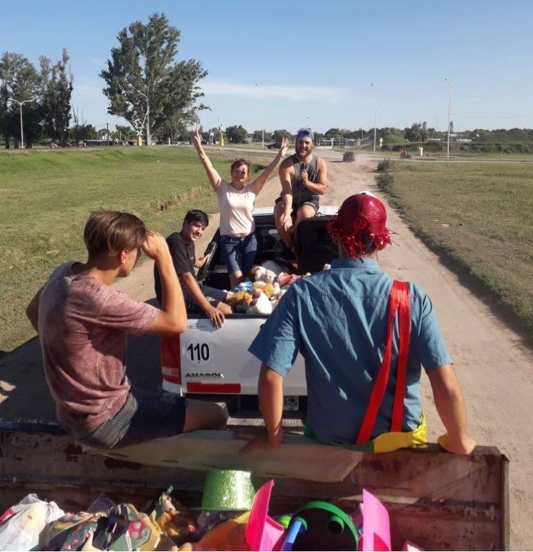 La felicidad no solo fue de los chicos, sino también de los jóvenes que encararon esta acción (web)