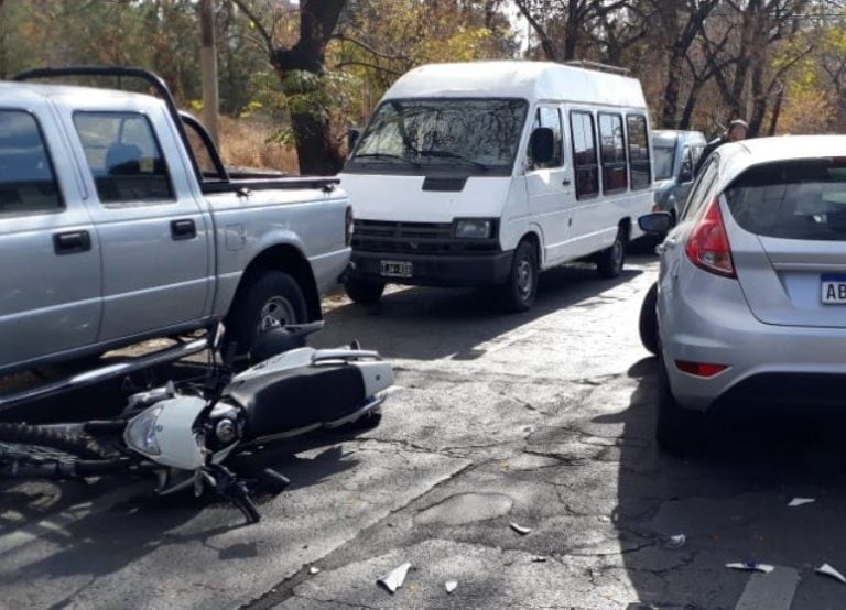 Así quedó la motocicleta luego de ser impactada por el automóvil que giró en "U" en la calle Perú de Ciudad.