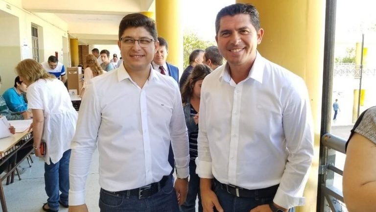 Marcelo Orrego, precandidato a gobernador del Frente Con Vos, se presentó a
votar en la escuela Pellegrini de Santa Lucía en donde actualmente es intendente.