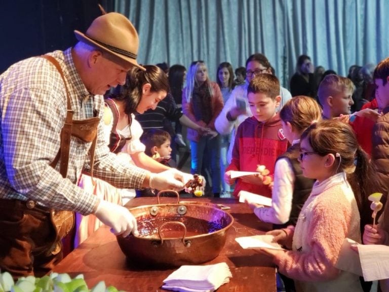 El Salón donde se desarrolla la Fiesta del Chocolate Alpino fue visitado por una gran cantidad de turistas que colmaron Villa General Belgrano durante este fin de semana largo.