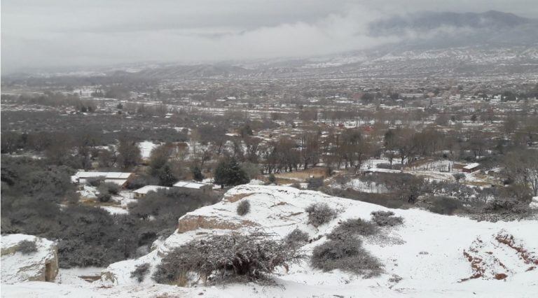 La histórica ciudad de Humahuaca, en el valle entre las montañas.