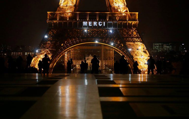 Brillando cada día a las 20 más tiempo que de costumbre, y con letrero luminosos que invitaban a quedarse en casa o que decían: "Merci" ("Gracias"). (Foto: REUTERS/Charles Platiau)