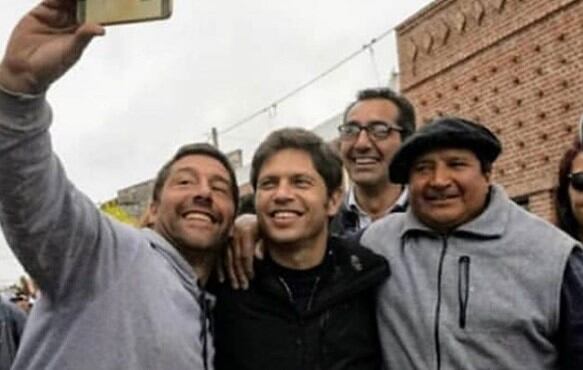 Kicillof durante su visita a Cacharí.