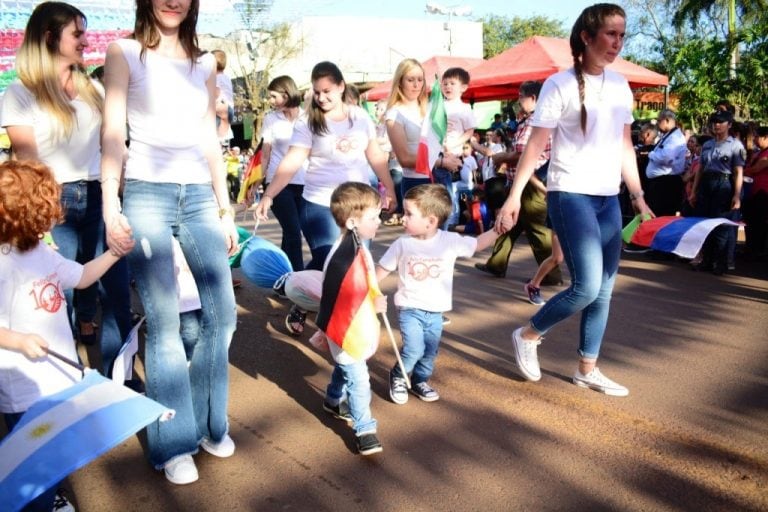 Desfile de nenes del Jardín de Infantes en el centenario de Eldorado. (Misiones Online)