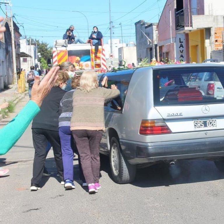 Miles de personas le dan el último adiós al intendente de Gualeguay.
Crédito: LT38