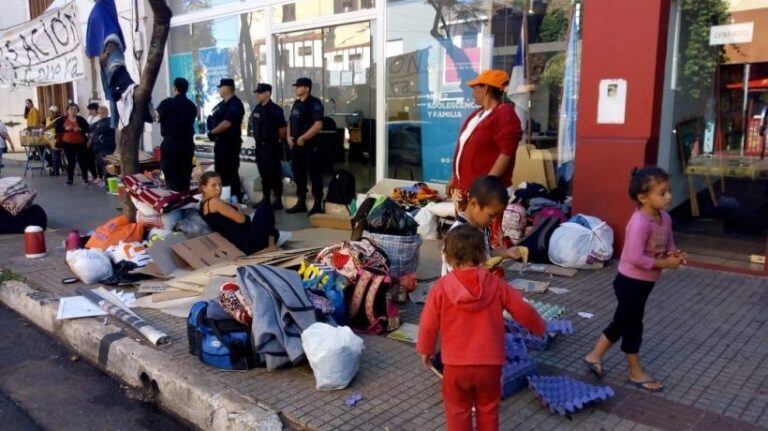 Los tareferos realizaron un acampe en la zona del microcentro en reclamo por subsidios (Foto: Canal 6).