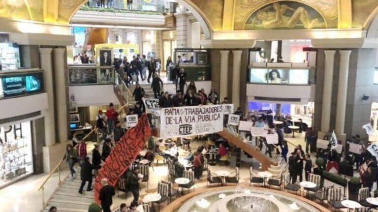 La CTEP en las Galerías Pacífico protestando por la declaración de emergencia alimentaria.