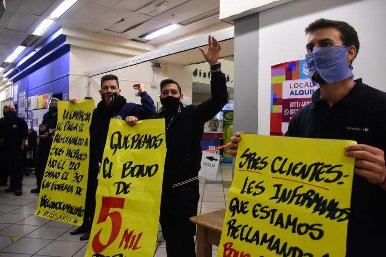 Fuerte protesta de trabajadores de Carrefour en Rosario (AEC)