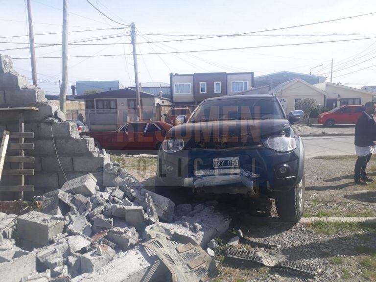 Choque entre una camioneta Mitsubishi L200 y un automóvil Chevrolet