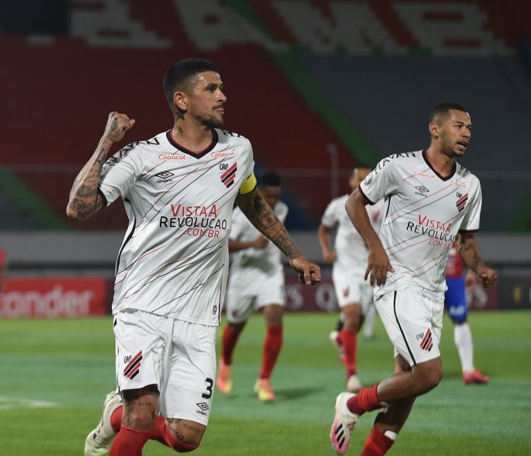 Lucho González  del Atlético Paranaense brasileño festeja el gol del empate 1-1 ante el Wilstermann boliviano. (EFE/Jorge Ábrego)