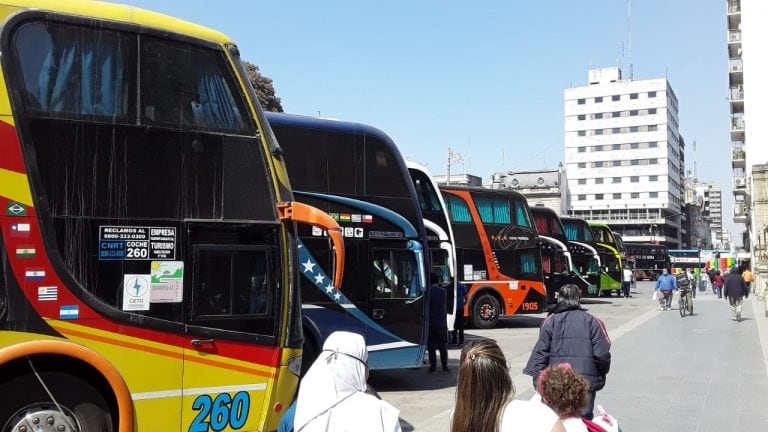 Protesta de empresas de colectivos frente a casa de gobierno.