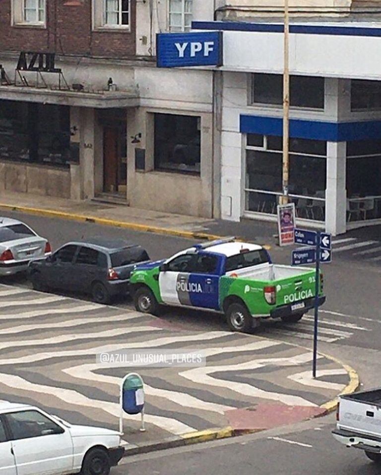 La camioneta policial estacionada sobre una rampa de discapacitados.