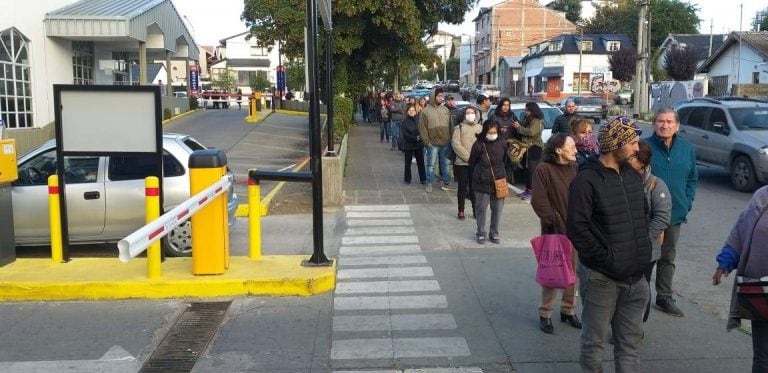 Se registraron largas filas de pensionados y jubilados (Bariloche2000).