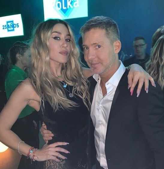 Jimena Barón junto a Adrián Suar en la fiesta de Polka