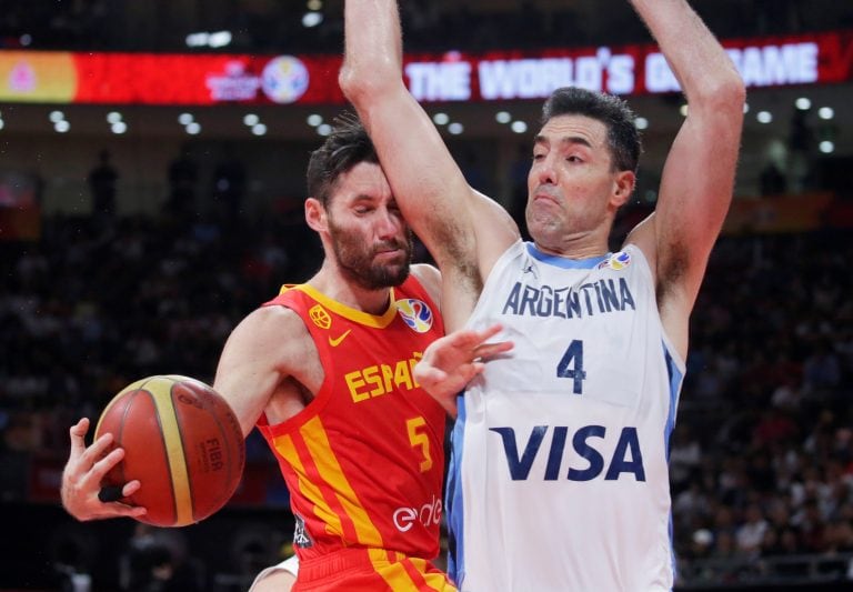 Luis Scola. (REUTER).