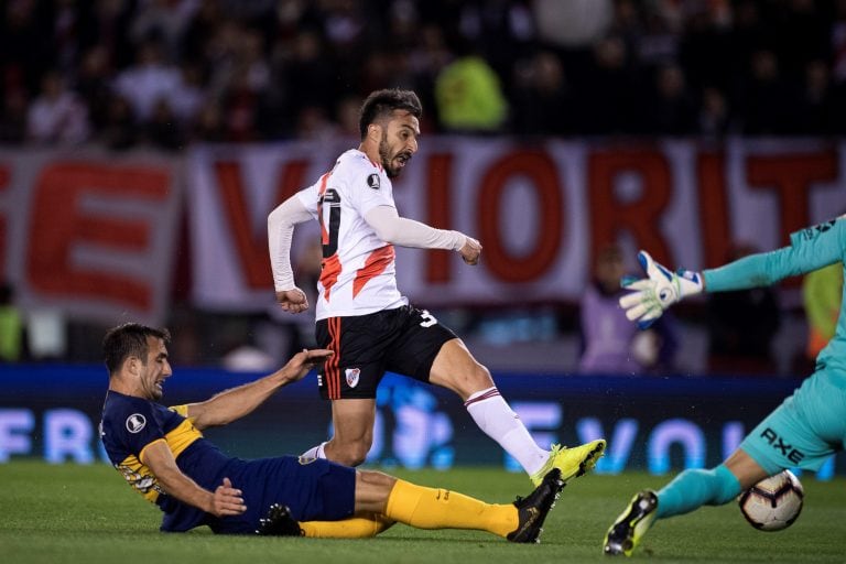 Scocco intenta definir ante la salida de Andrada en el encuentro de ida. Foto: EFE/Matias Napoli Escalero.