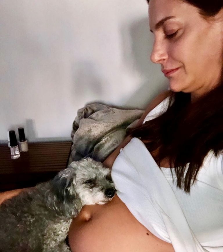 Luciana Aymar junto a su mascota que no la deja un solo instante. (Instagram)