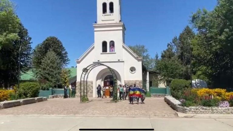 Un grupo de Mapuches tomó una parroquia de El Bolsón, cometieron vandalismo y escaparon