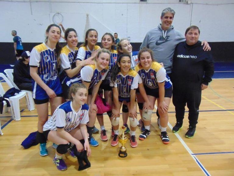 Equipo femenino de Azul Voley Club
Foto: Facebook Azul Voley Club