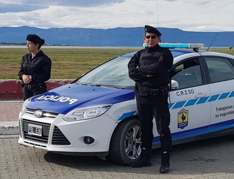 Los compañeros de la oficial la habrían violado en el interior del auto mientras hacía guardia (Foto: Archivo Vía País)