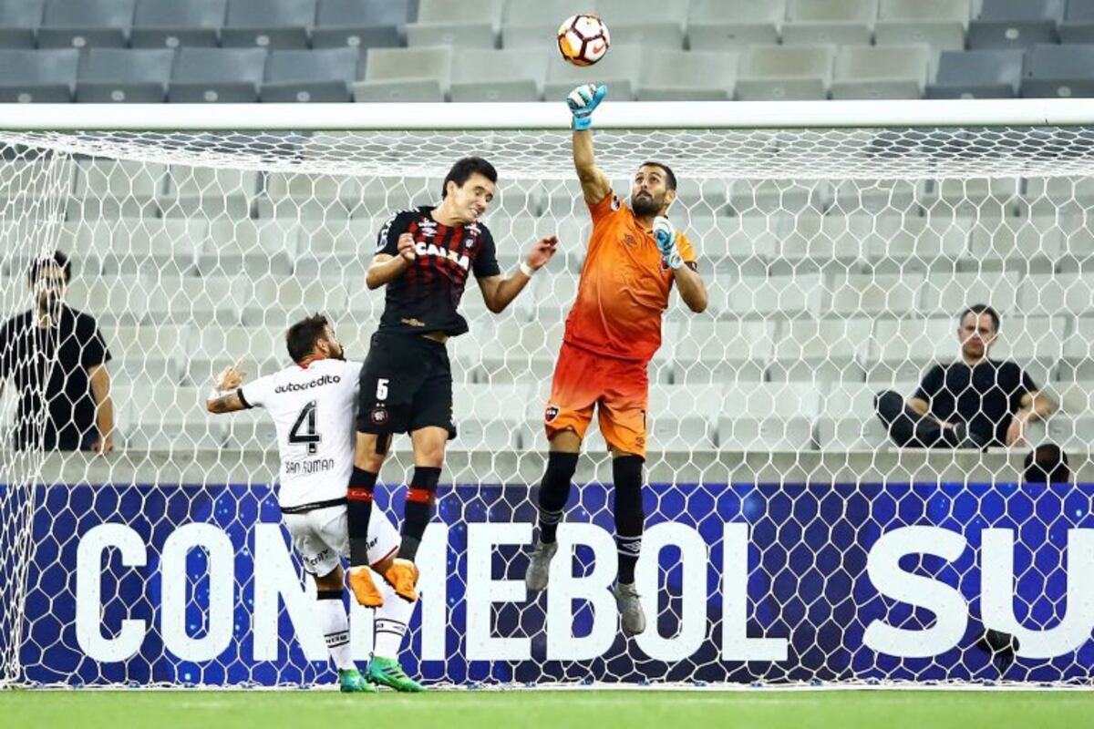 Pocrnjic falló en los goles de Paranaense y los hinchas leprosos estallaron en las redes