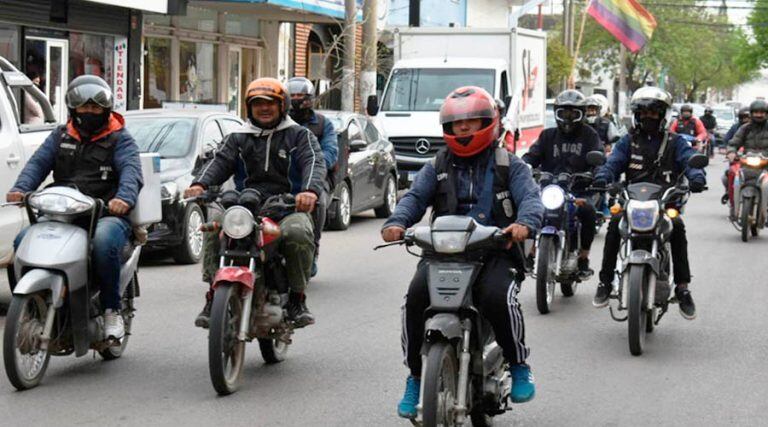 Hicieron una ruidosa protesta por las calles céntricas de Santa Rosa (Plan B Noticias)