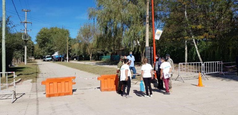 Estricto cordón sanitario en zonas aledañas a la vivienda afectada. (Foto: gentileza La Voz).