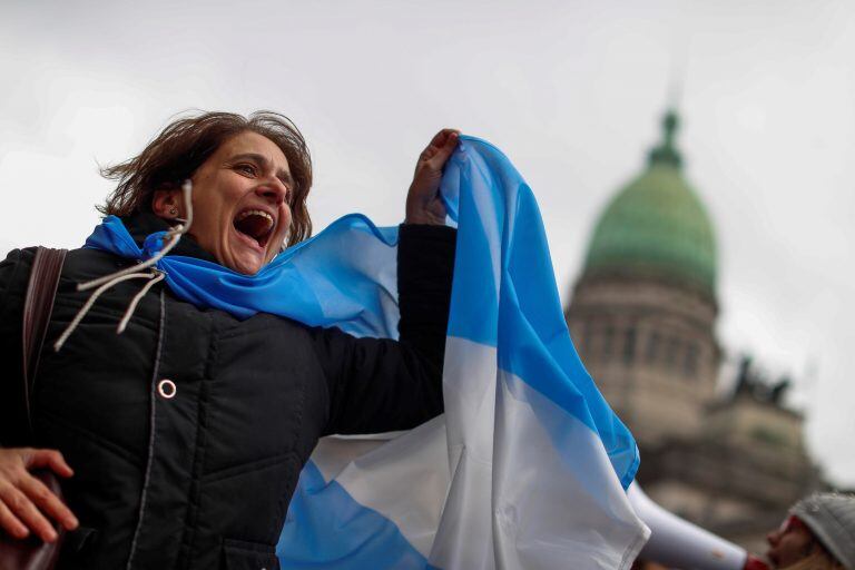 Personas en contra de despenalizar el aborto se manifiestan en el exterior del Congreso