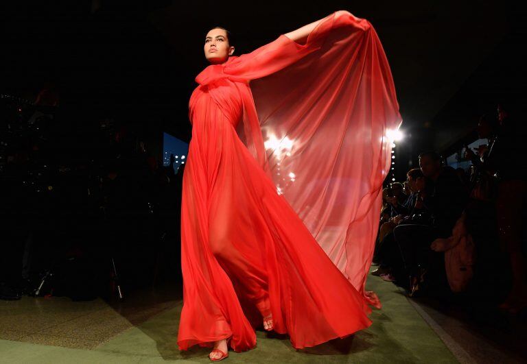 De la colección de Brandon Maxwell. (Angela Weiss/AFP)