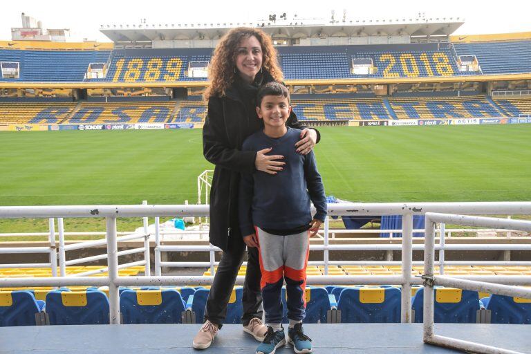 Sabrina Olmedo cumplió el sueño de conocer la cancha de Rosario Central con su familia. (@carcoficial)