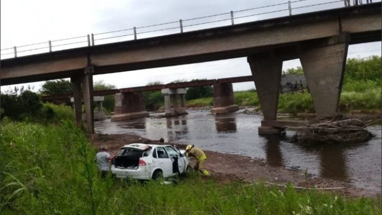 Un auto despistó y terminó en el arroyo Saladillo