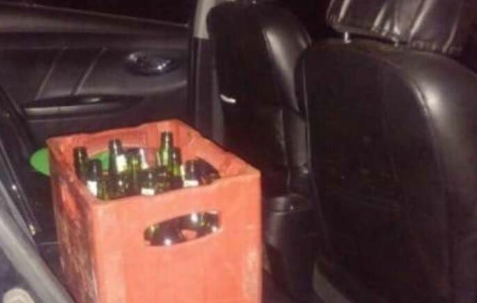 En el interior del auto de Lucas Fernández, auxiliar de la Oficina Fiscal de Santa Rosa, encontraron envases de bebidas con alcohol.