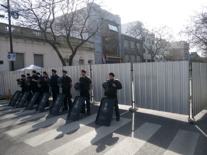 Peones de taxis votaron la destitución de Boix con un fuerte operativo de seguridad. (Twitter)