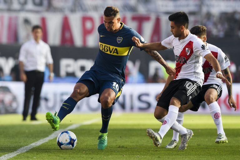 superclasico   Boca Juniors' Colombian midfielder Edwin Cardona (L) vies for the ball with River Plate's midfielder Gonzalo Martinez during the Argentine derby match in the Superliga first division tournament against Boca Juniors at Monumental stadium in Buenos Aires, Argentina, on November 5, 2017. / AFP PHOTO / Eitan ABRAMOVICH cancha de river plate Edwin Cardona campeonato torneo superliga de primera division futbol futbolistas partido river plate boca juniors