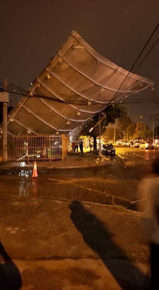 La tormenta voló el techo de una panadería de barrio Los Gigantes