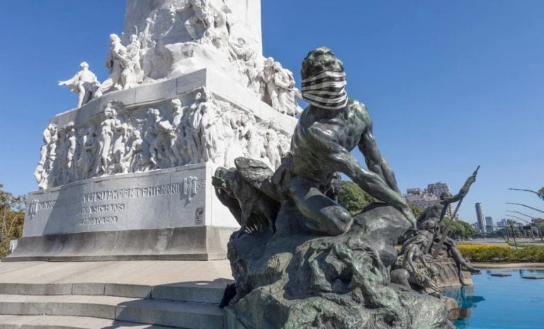 Estatuas porteñas amanecieron con tapabocas, cuyo uso será obligatorio desde el miércoles (Foto: Espacio Público GCBA)