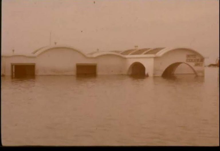 Centro Termal Municipal,anegado a tres meses de ser inaugurado.

PH: Daniel Franco y Otho Freudemberg – Año 1979 -1983