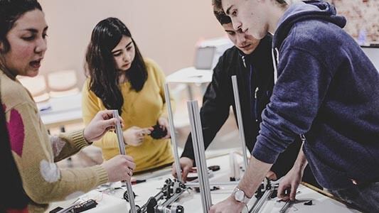 Los cinco chicos cordobeses que con su robot pretenden imponerse en el Mundial de Robótica.